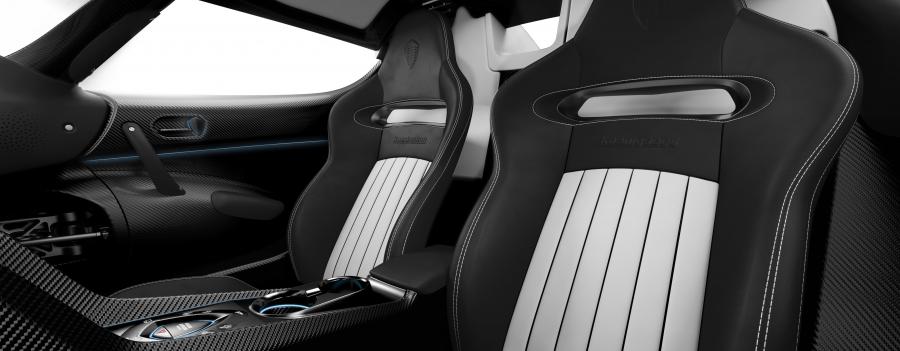 Интерьер Koenigsegg Regera Carbon Bad Boy 2017 года  (фото 4 из 5)